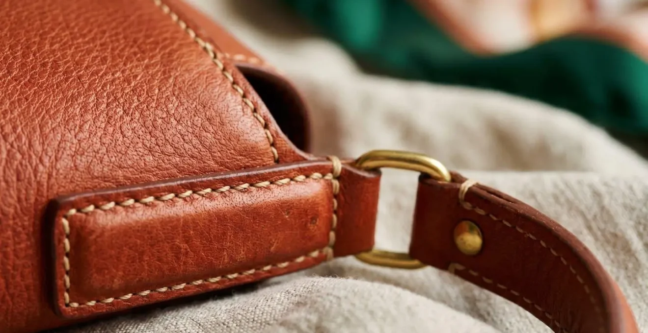 Dettaglio ravvicinato di accessorio artigianale italiano in pelle pregiata con texture naturale