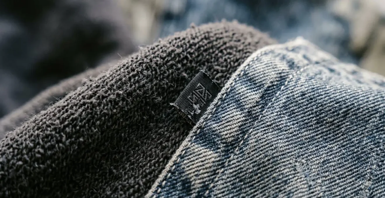 Dettaglio macro di tessuto e texture di abbigliamento streetwear oversize