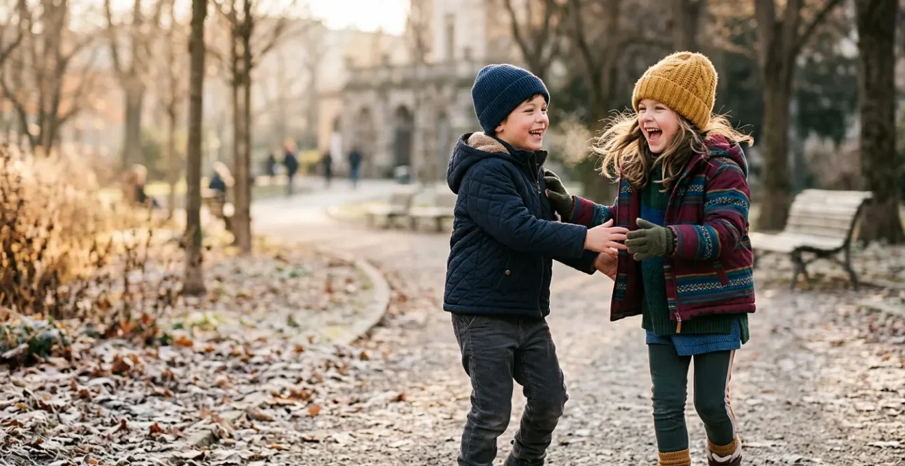 Bambini che giocano felici all'aperto indossando outfit invernali colorati che uniscono stile e praticità