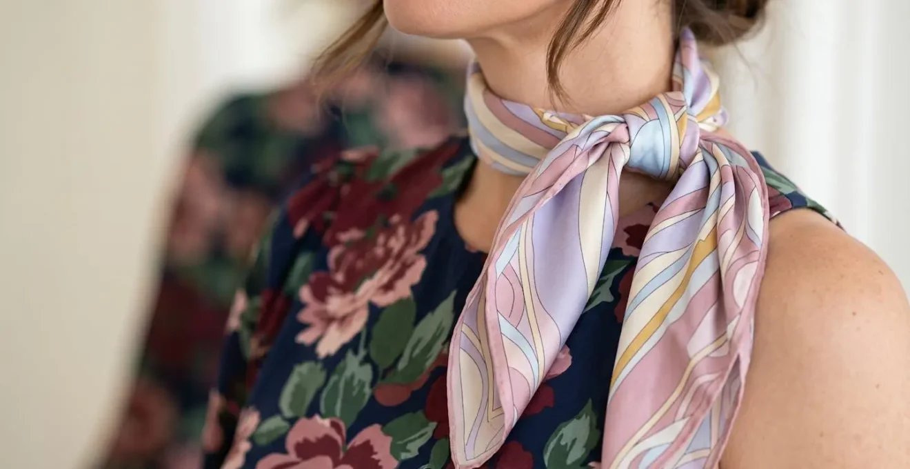Foulard di seta italiana con micro-fantasia che riprende i colori di un abito stampato