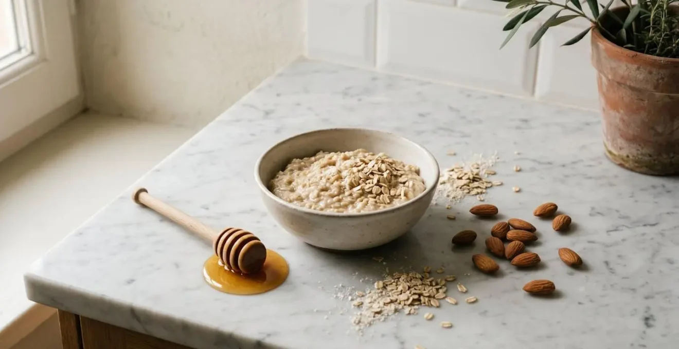 Ingredienti naturali delicati per la pelle disposti in composizione minimalista