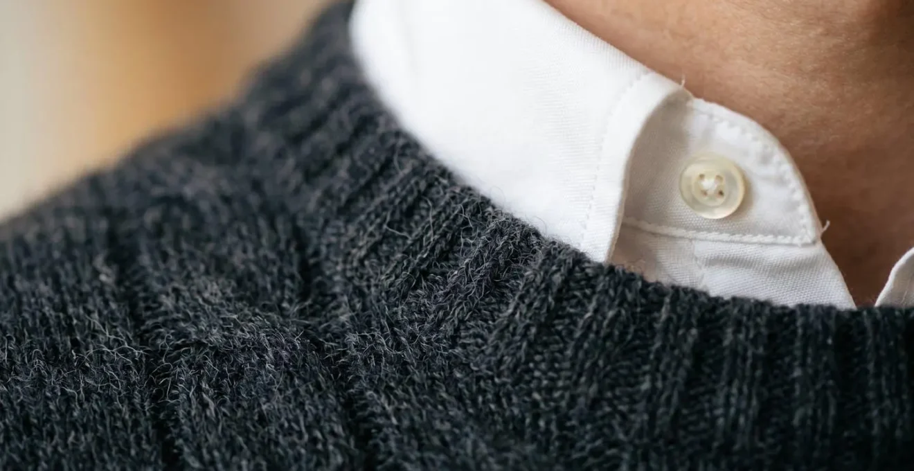Dettaglio macro di texture lana merino e cotone per layering professionale