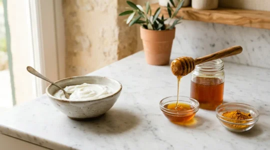 Ingredienti naturali freschi per maschere viso fai da te su superficie minimalista
