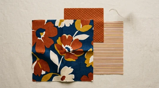 Composizione creativa di abbinamento stampe diverse con equilibrio visivo in stile italiano