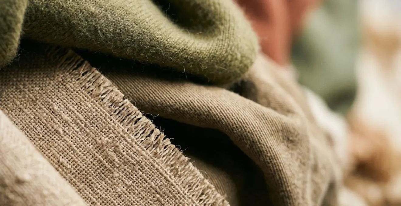 Composizione di tessuti naturali italiani in tonalita beige kaki e oliva con texture di lino camoscio e cachemire
